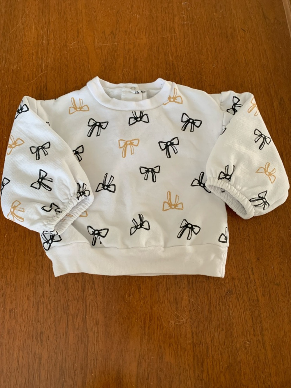 🍊5/$25 Rachel Zoe White Sweatshirt with Black and Gold Bow Motif size 6-9m